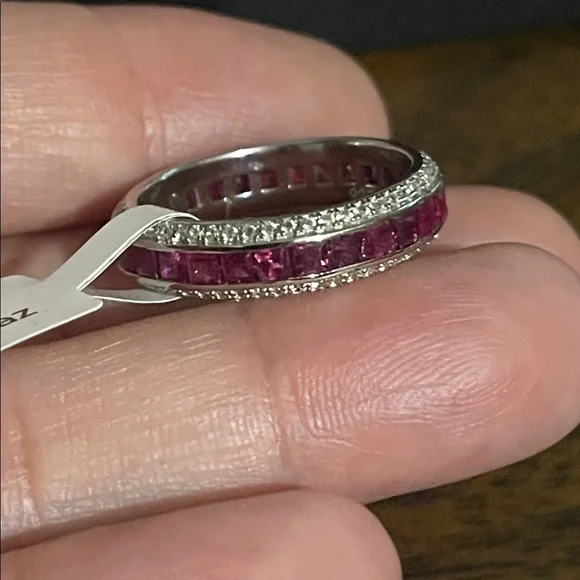 Dazzling Silver and Pink Gemstone Ring - Picture 3 of 10